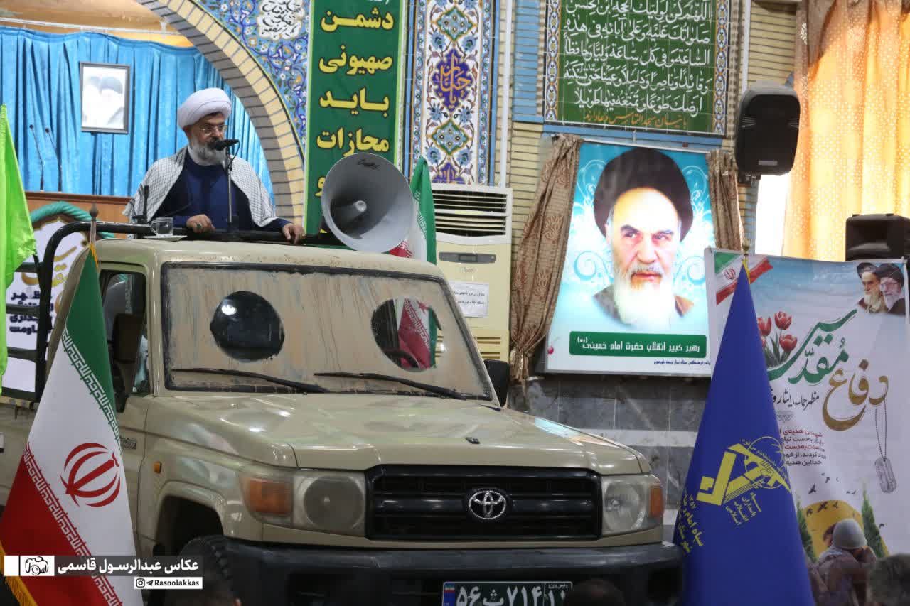 اقدام جالب امام جمعه شهرستان دشتی/خطبه‌های نماز جمعه روی لندکروز جنگی در مصلی خورموج