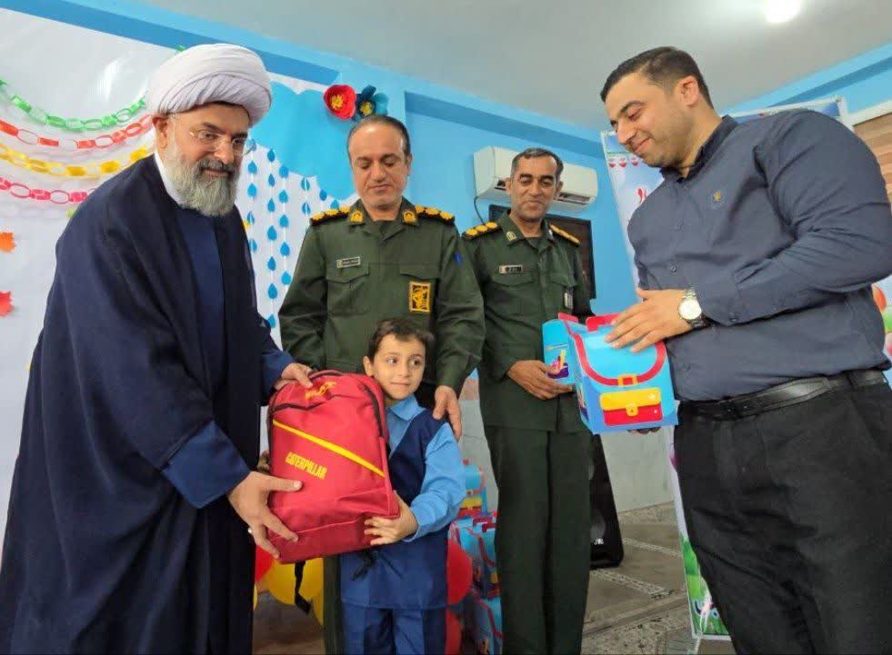 حضور امام جمعه دشتی در جشن شکوفه ها ویژه کلاس اولیها / تجلیل از فرزند شهید ایمان قایدی