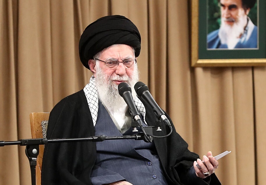 رهبر انقلاب: ملت ایران امروز هویت و همت خود را به رخ جهانیان کشید / این هشداری به سیاستمداران آمریکا بود که فریبکاری خود را متوقف کنند و به مزدوران خائن تکیه نکنند