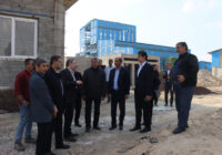 فرماندار دشتی بر تسریع در رفع موانع تولید به‌ ویژه مشکل برق کارخانه فروسیلیس تأکید کرد