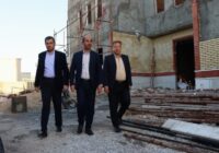 فرماندار دشتی از کندی اجرای پروژه مدرسه روستای بنیاد و شهر کاکی انتقاد کرد