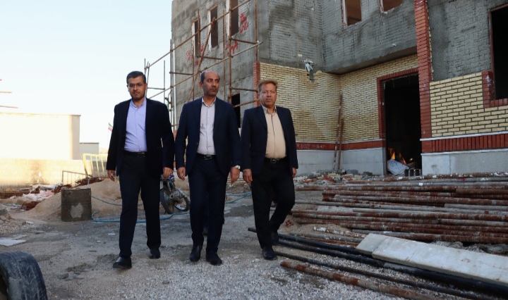 فرماندار دشتی از کندی اجرای پروژه مدرسه روستای بنیاد و شهر کاکی انتقاد کرد