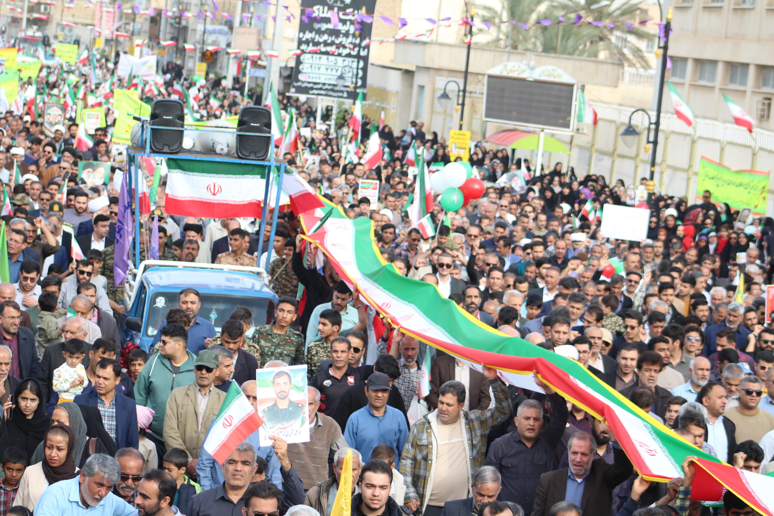 خورموج یکپارچه حماسه شد؛ تجدید میثاق پرشور مردم با آرمان‌های انقلاب در چهل‌وهفتمین سالگرد پیروزی