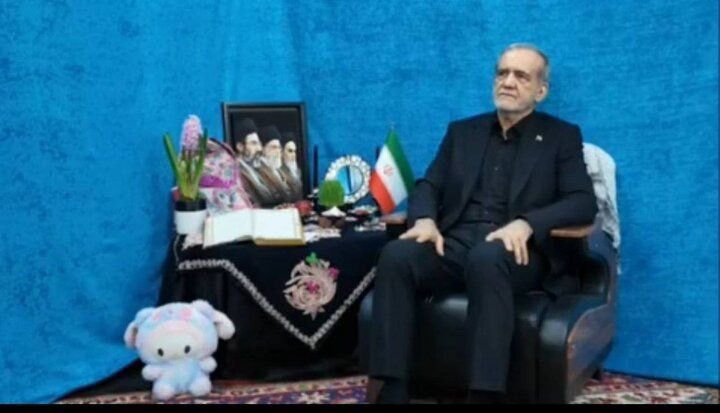 رئیس‌جمهور در پیام نوروزی به مناسبت حلول سال ۱۴۰۵ به ملت ایران: ایرانیانی که در خارج هستید بیایید کینه‌هایمان را به خاطر این سال نو بشوریم، از بین ببریم و با وحدت و انسجام برای سربلندی ایران تلاش کنیم