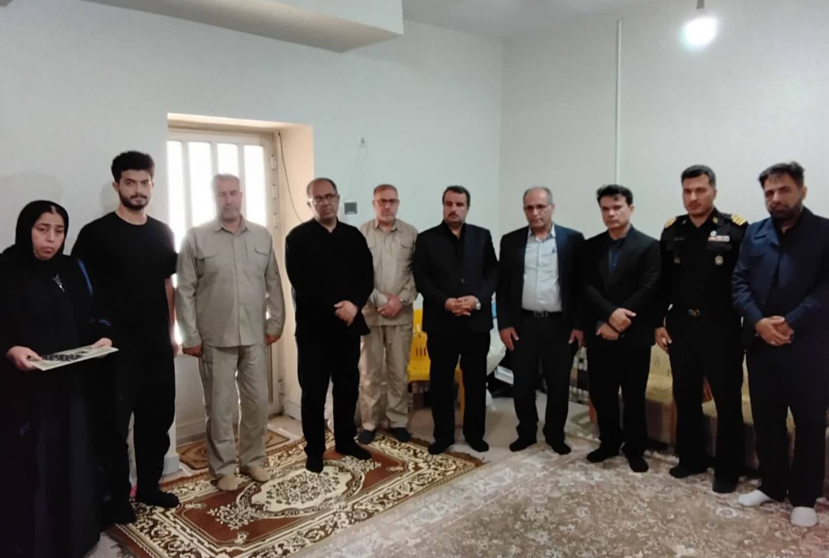 فرماندار بوشهر:یاد شهید جاویدالاثر همایون نورافزا در دل مردم بوشهر زنده خواهد ماند/فرماندار بوشهر مهمان خانواده‌ی شهید جاویدالاثر همایون نورافزا