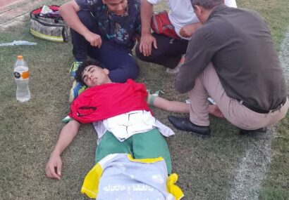 از حال رفتن بازیکن نوجوان در زمین؛ زنگ خطر برای ساعت برگزاری مسابقات